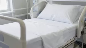 Jak pościelić łóżko szpitalne