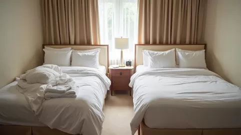 czy zdejmować pościel w hotelu