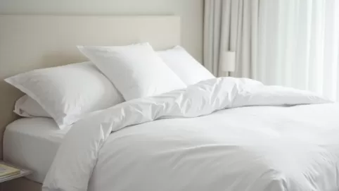 dlaczego pościel w hotelach jest biała